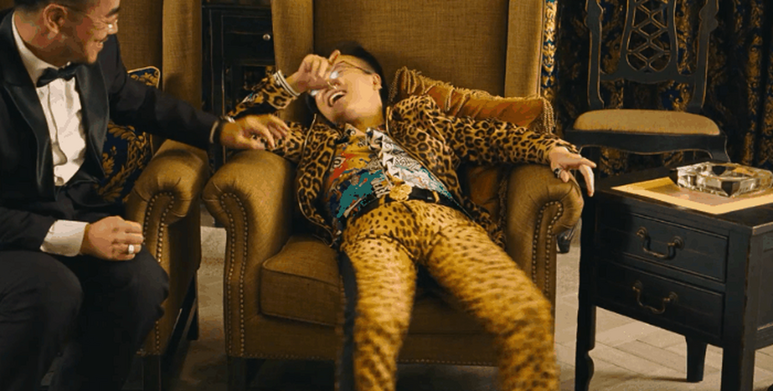 郑总的扮演者叫郑冀峰,现实中是个投资人,周星驰找他投资电影的时候