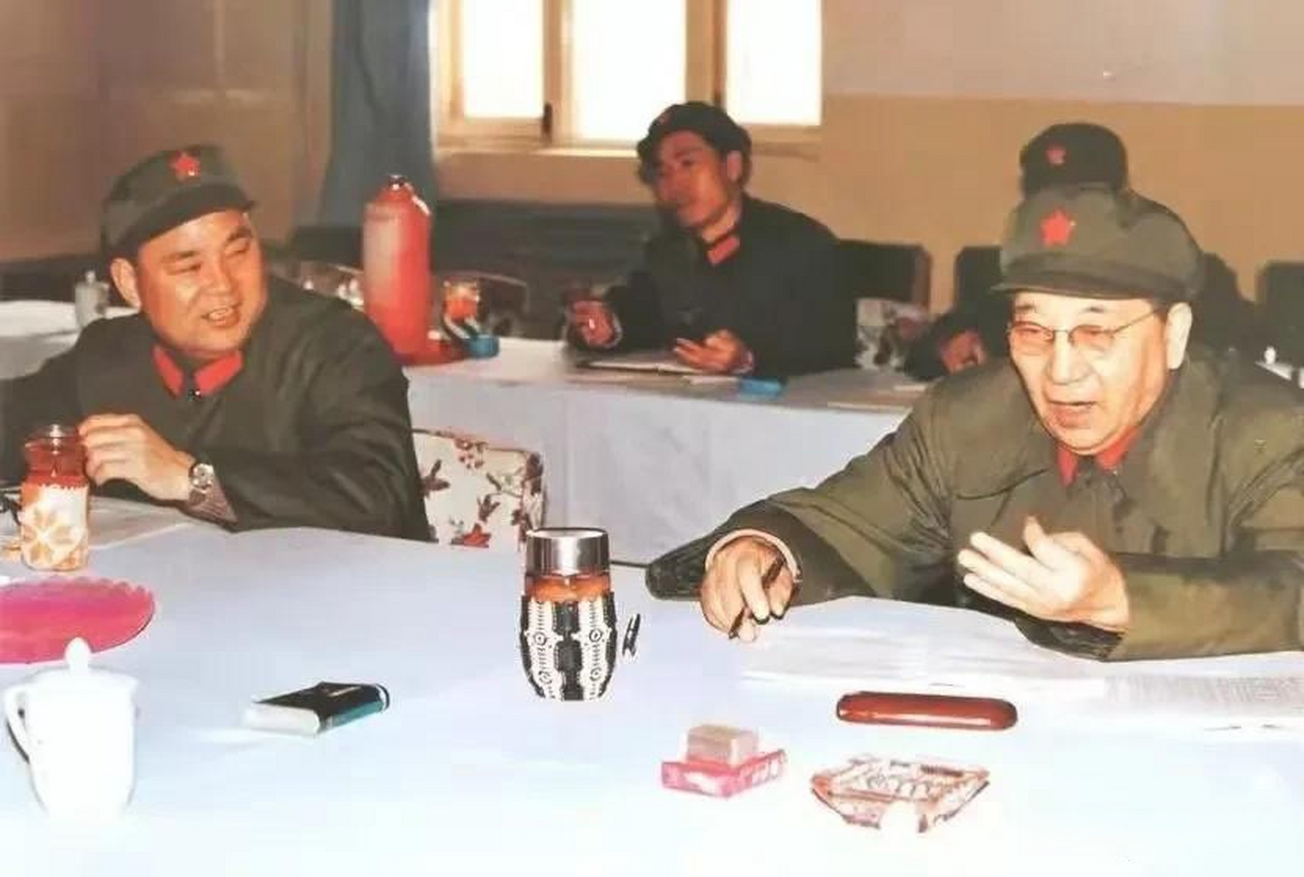 1983年,北京军区司令员秦基伟(右一)听取28军工作情况汇报,军长张太恒