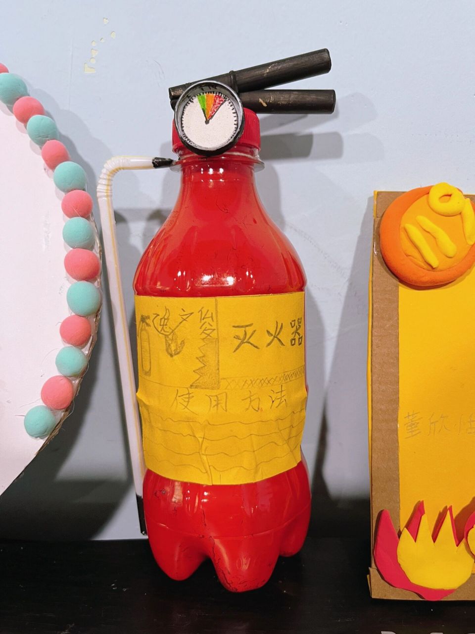 消防员作品 消防手工作品:孩子周二去消防大队参观,小朋友和家长们做