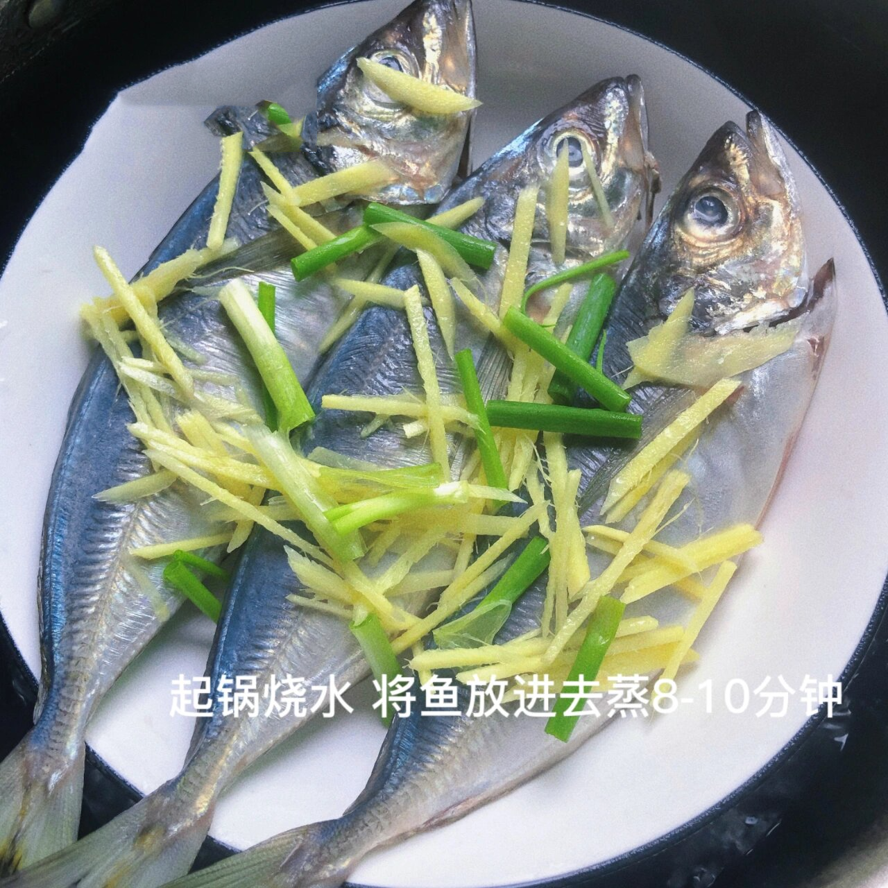 大部分都是清蒸 做法简单易学 做法:花仙鱼洗干净摆盘 95身放姜丝
