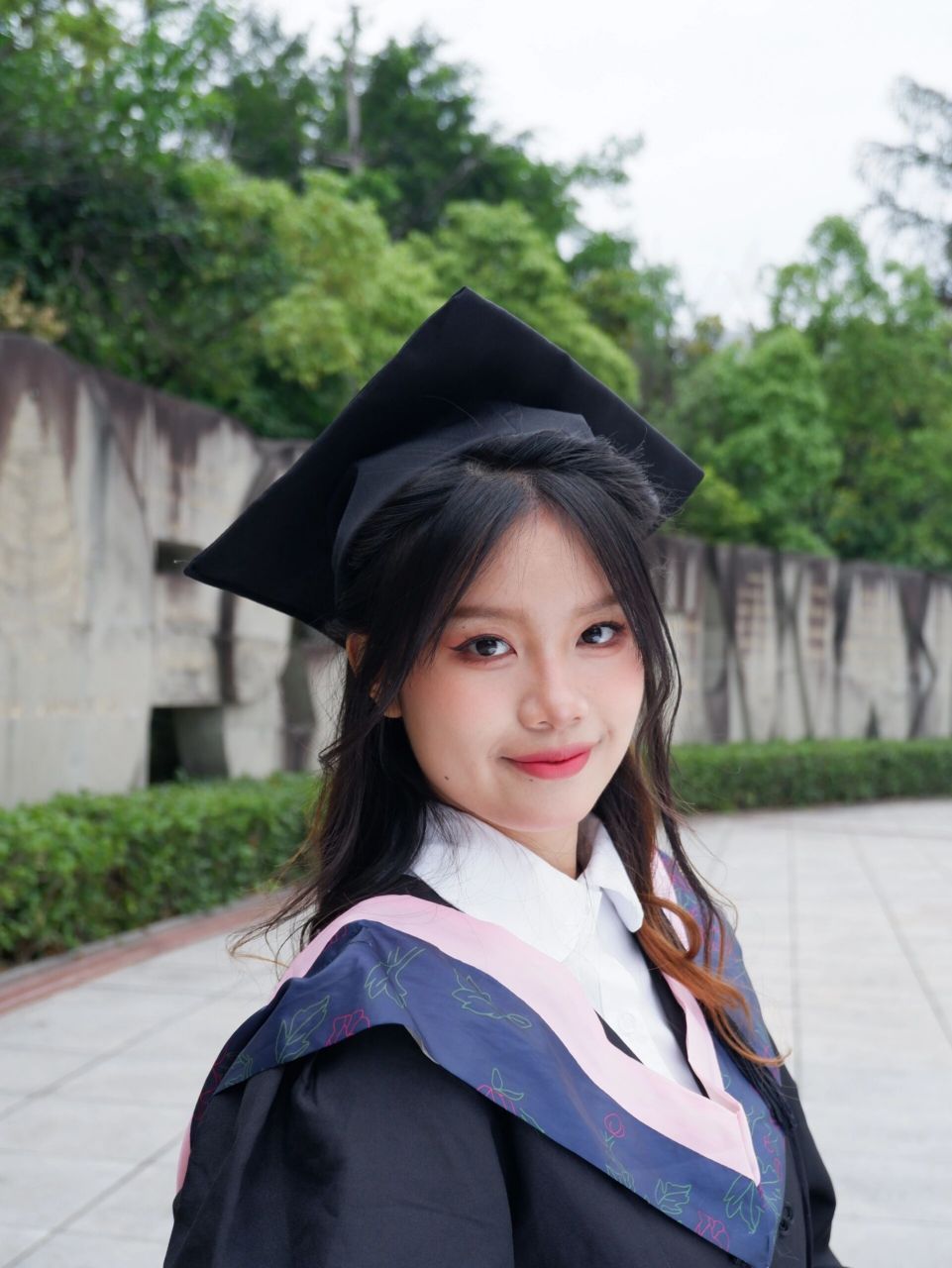 毕业但没完全毕 上周拍的单人毕业照