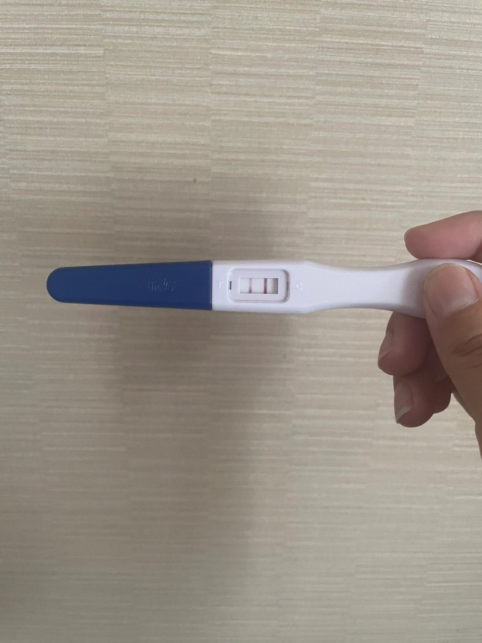 验孕棒两条杠啦! 昨晚紧张的一夜未睡,五点多起床又测了下?