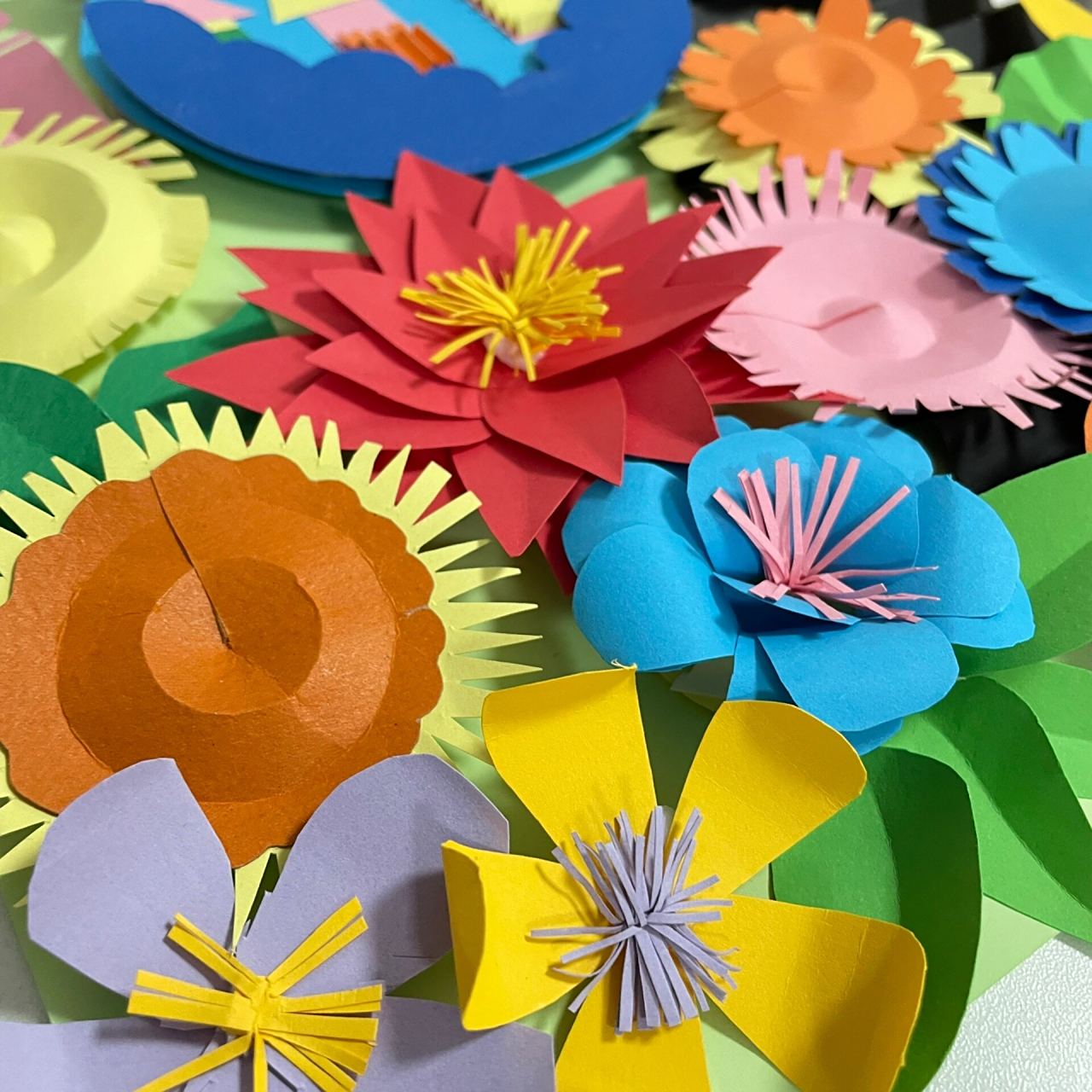 手工作品纸浮雕—花儿绿叶 借鉴的作品哦  材料:8k卡纸,双面胶,泡沫