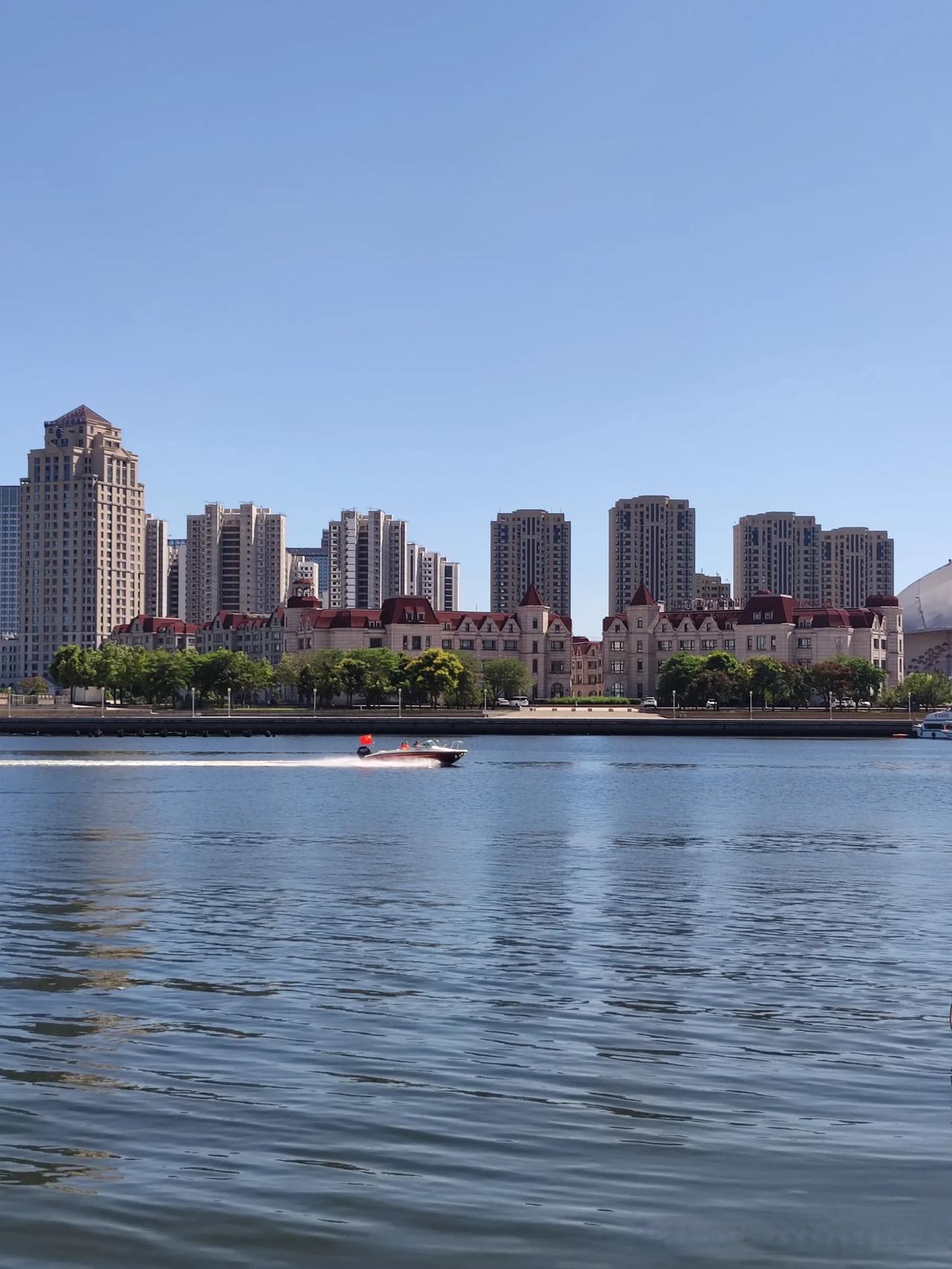 七夕节 地点:天津塘沽海河外滩公园 天气:晴朗无云,蓝天 今天的天气真