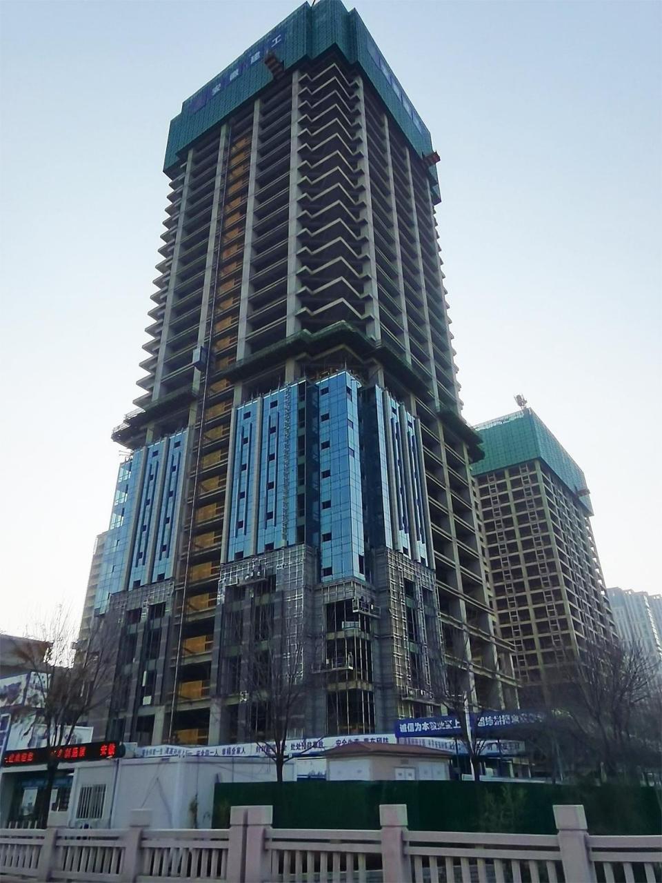 项目位于淄博市新区金融中心,总建筑面积31万平方米,集公寓,商业,洲际