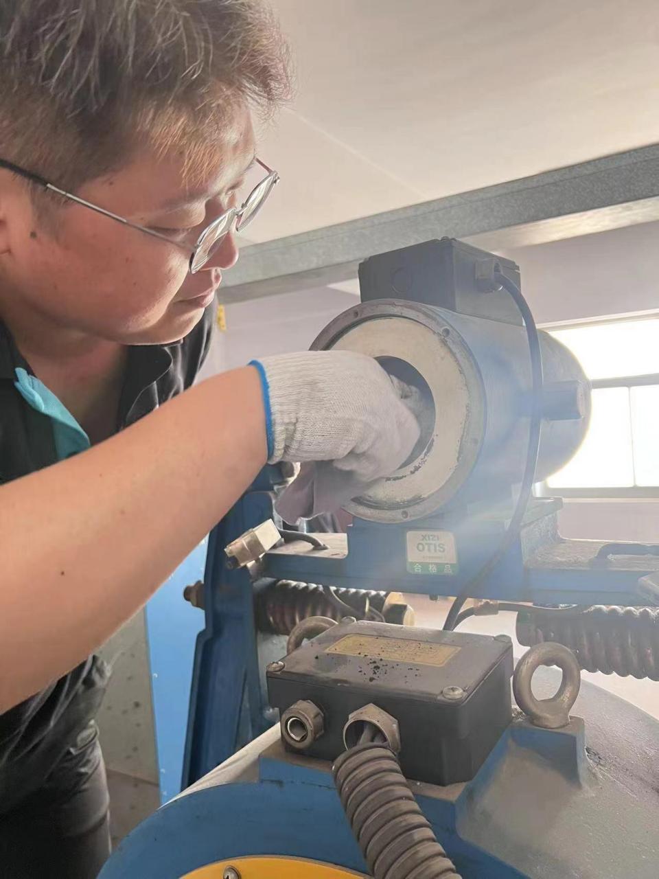 西子奥的斯电梯鼓式制动器拆解保养确保设备安全运行