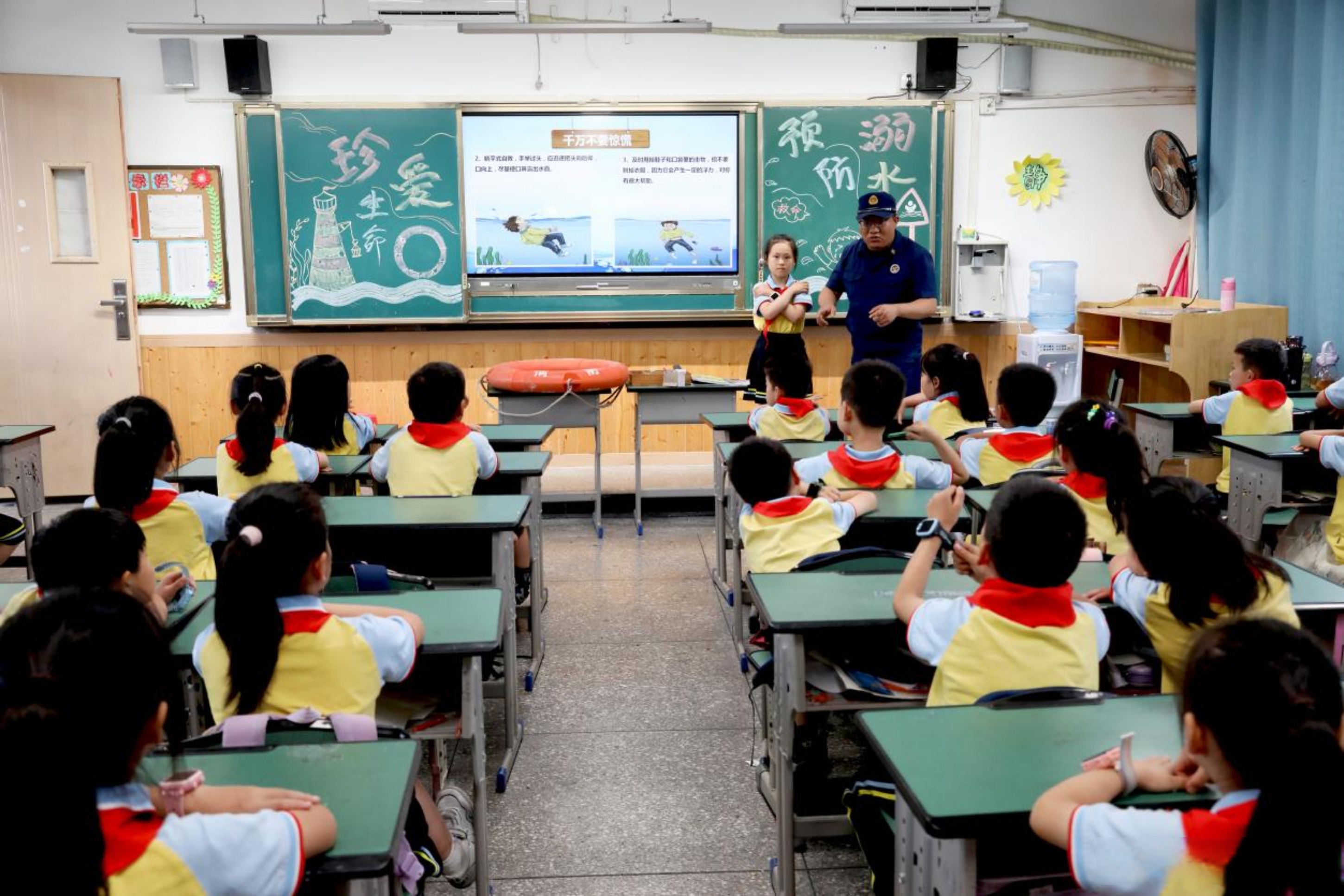 暑期防溺水 消防来支招6月26日,在四川省广安市广安区思源小学二年级