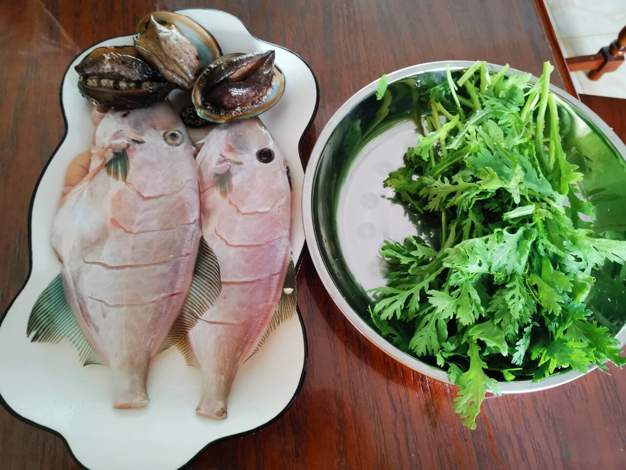 大周末的,自己做的扒皮狼炖茼蒿