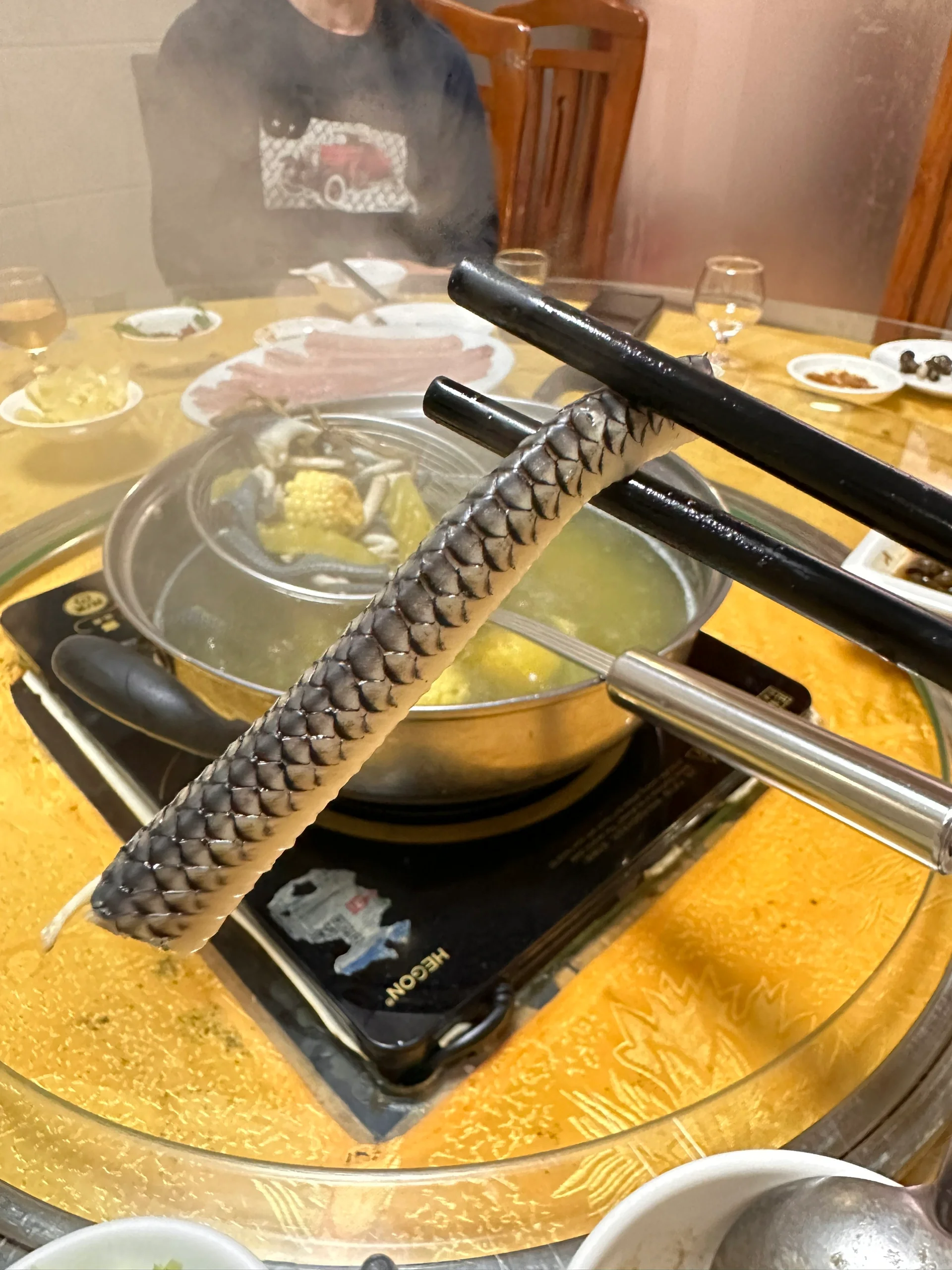 首先,蛇肉真是少有的美味,喜欢的就懂96 其次,现在的蛇绝大部分是