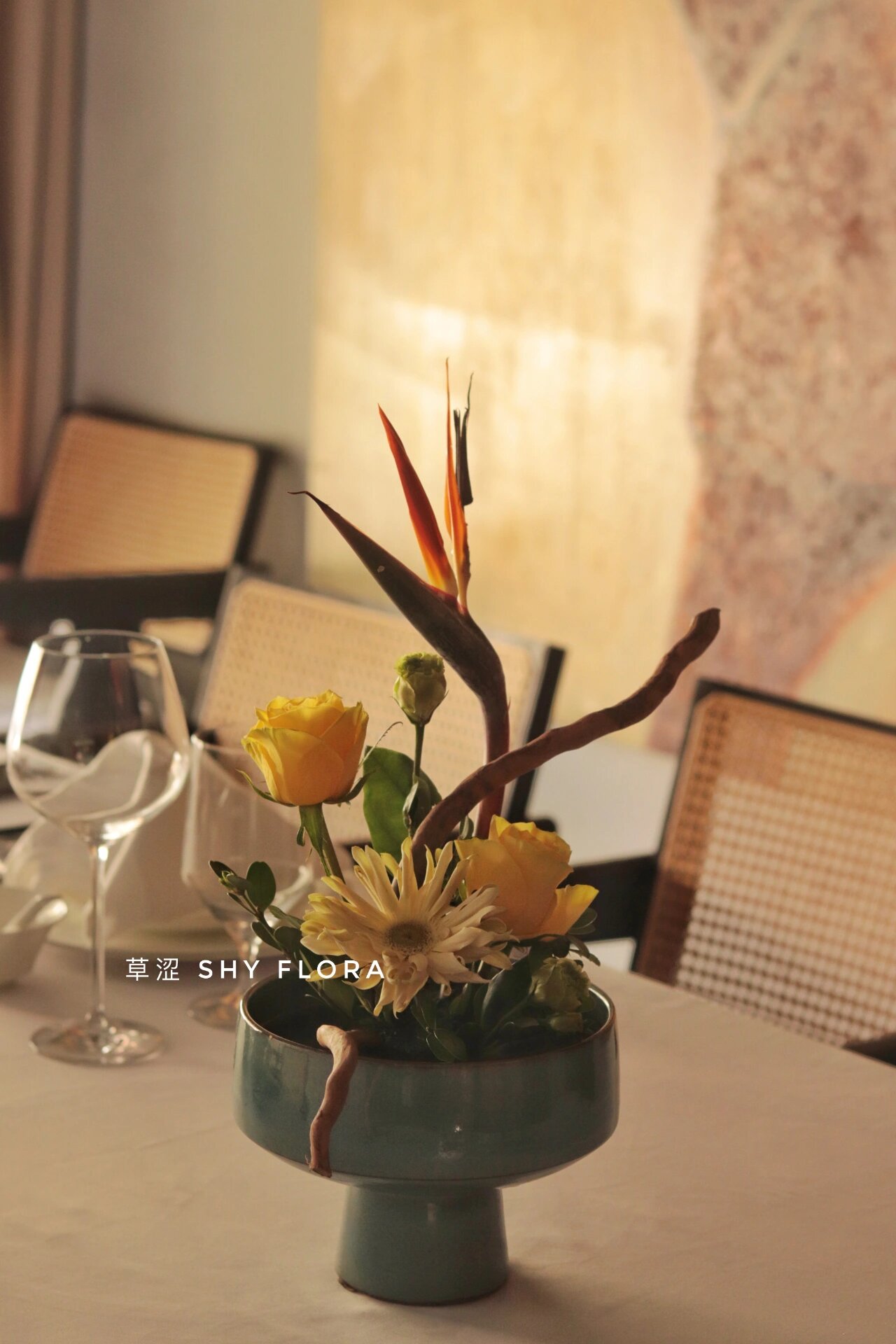 餐厅桌花|天冷下来就爱红色 气氛组必备 这一次的桌花,用上了冬青.