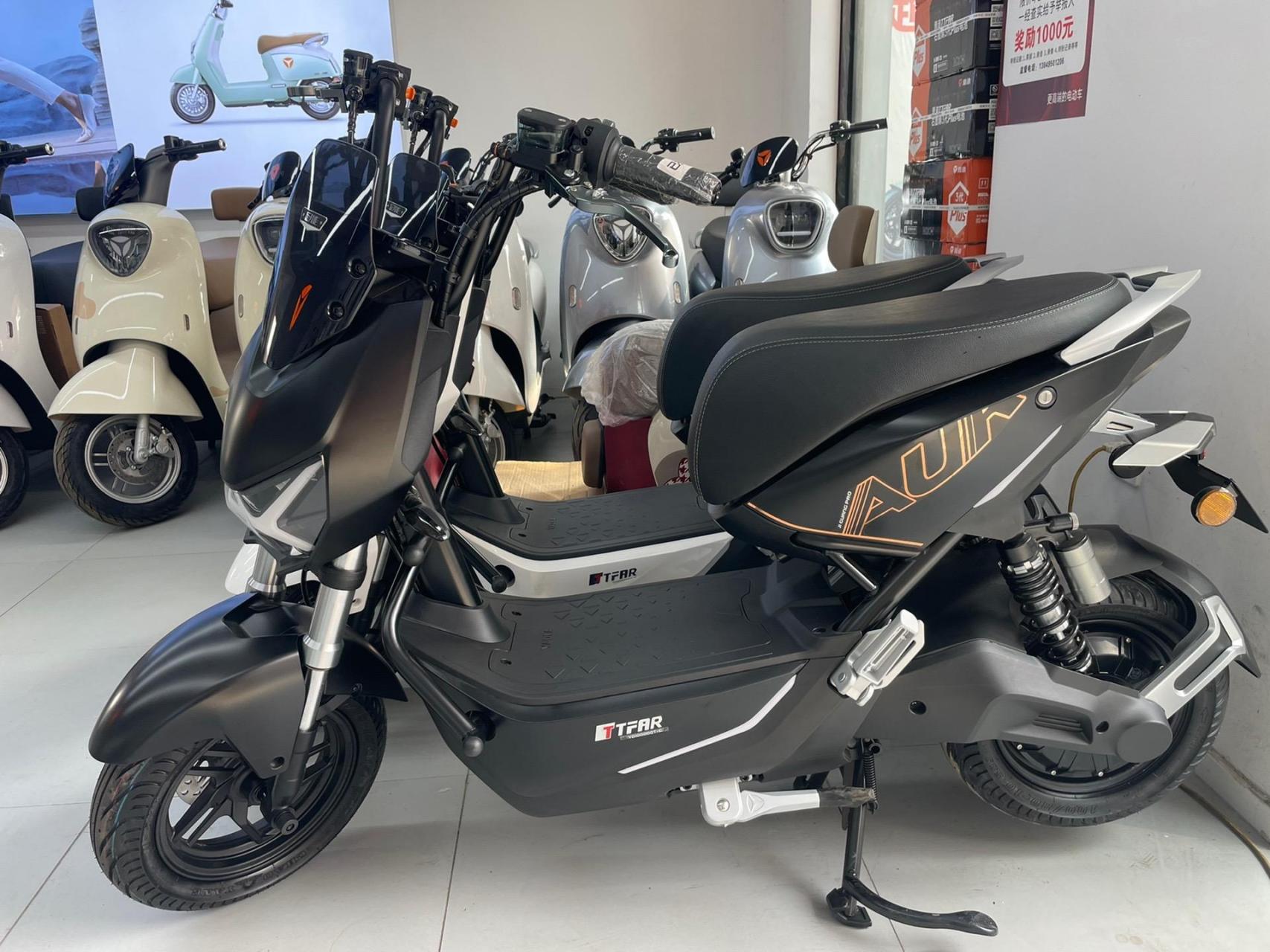 雅迪冠能极光4.0plus 智趣版 炫酷运动造型 彰显潮流风范