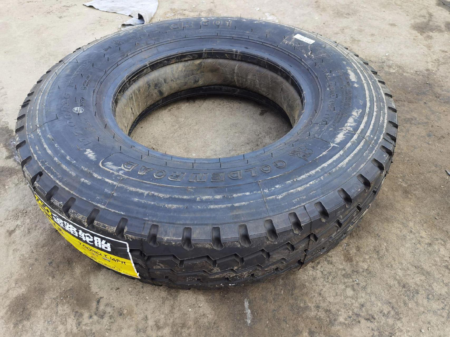 700r16 经典601老三线 走单(金宇集团高端品牌)换轮胎 道路救援