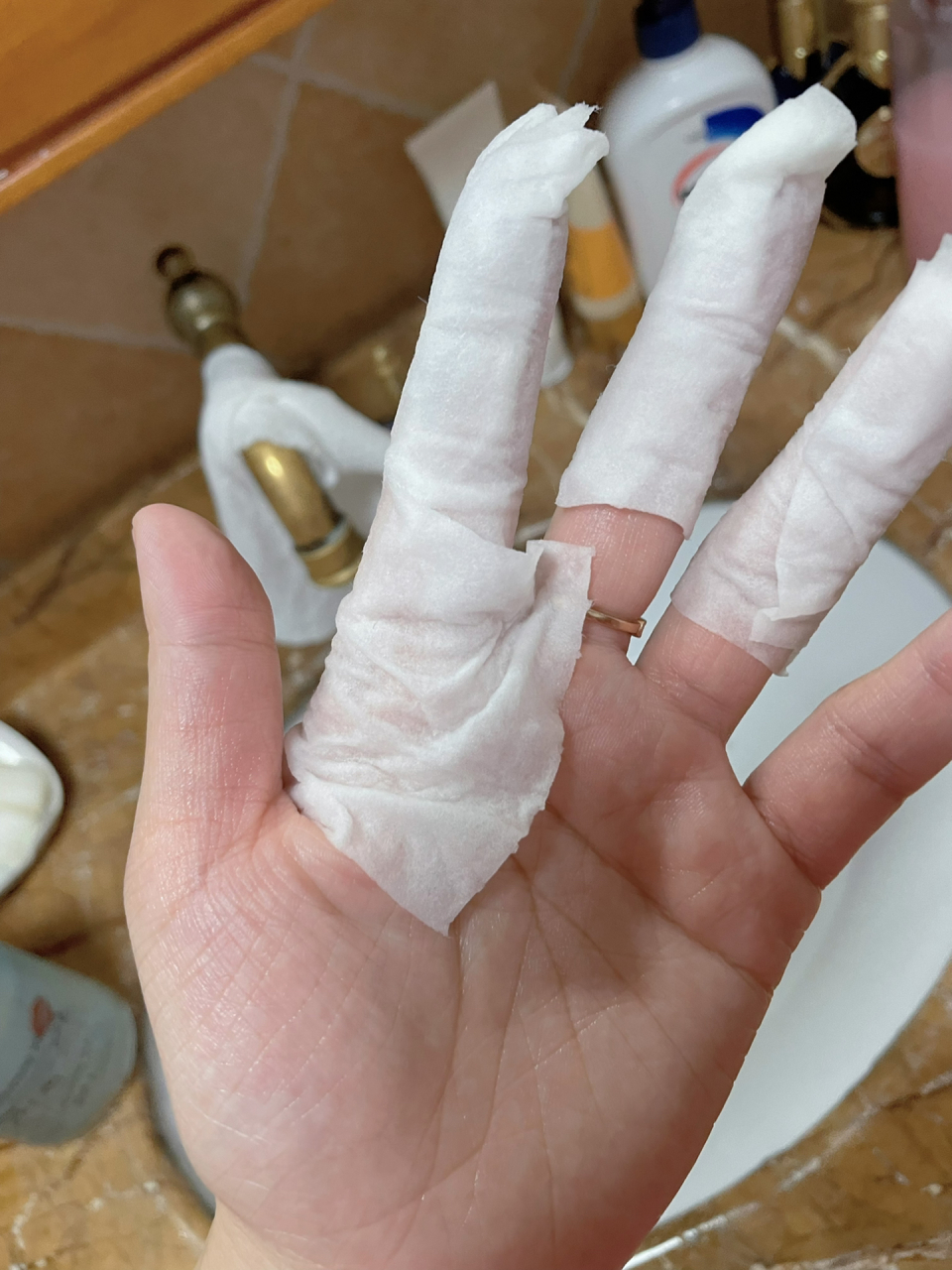 502胶去除小妙招 502胶不小心粘到手上,风油精搓,卸妆水敷,食盐77