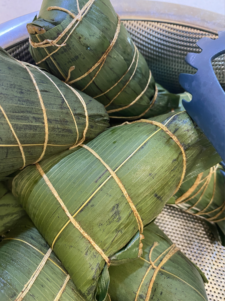 请大家帮忙看看这是不是返青粽叶 今天刚包好的粽子,就刷到了返青粽叶