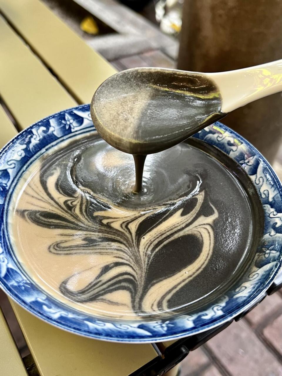 6r的拉花芝麻糊鸳鸯糊 在新竹路的拉花芝麻糊,才6r一碗 我要的鸳鸯糊