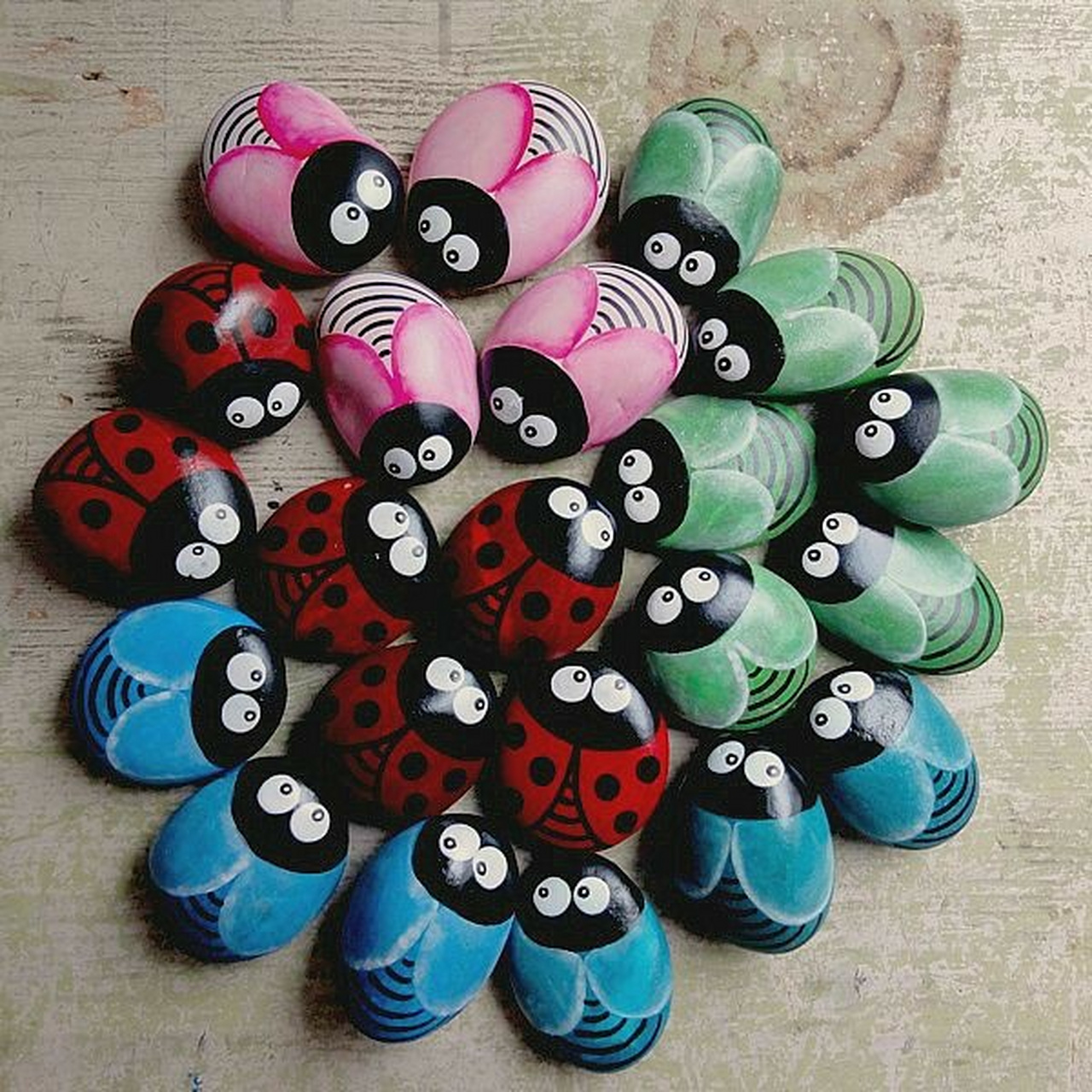 手绘石头画,凑一堆,瓢虫大会 #手绘石头画
