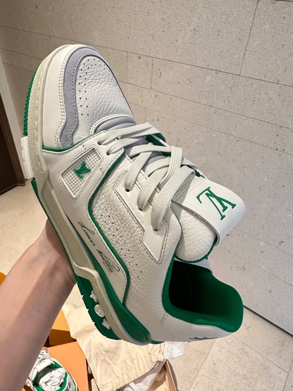 2023 lv trainer 尺码亲测偏小 平时正鞋码37  这款专柜和鞋贩子都