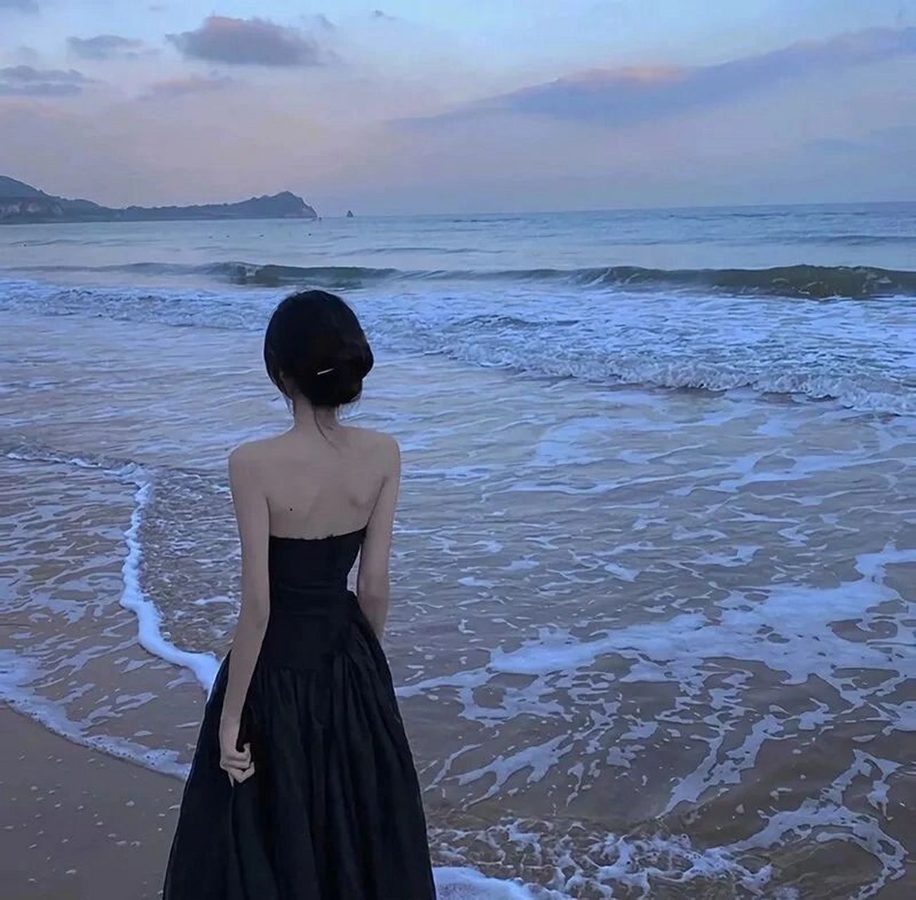 女生海边氛围感背影头像