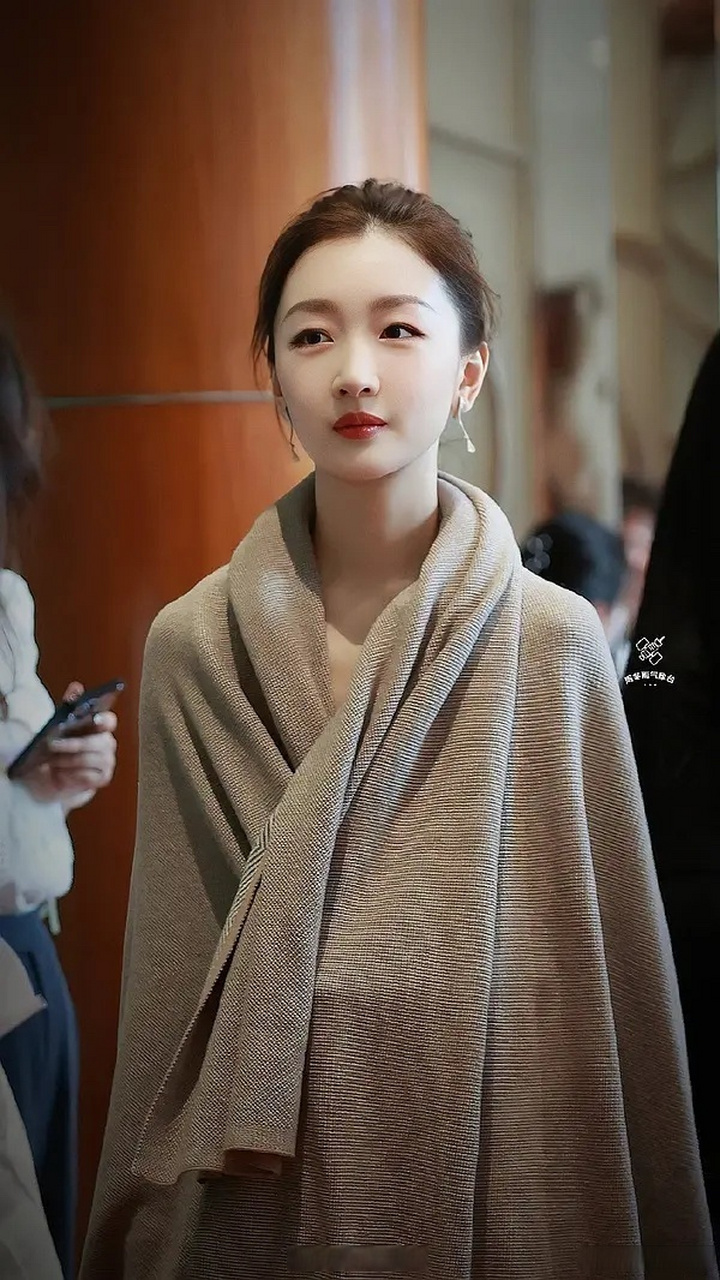 周冬雨最新营业照,换成韩式一字眉后,气质瞬间变温婉了,终于相信刘