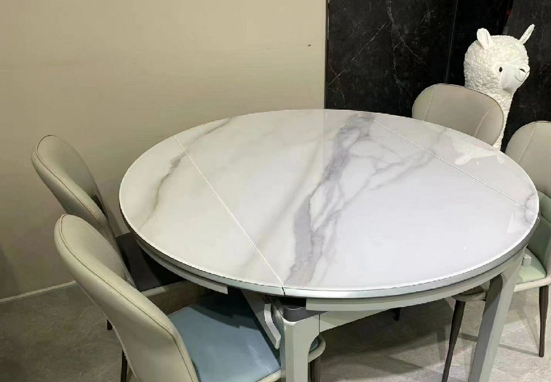 餐桌椅子茶几已经买完了,玉晶石的,说比岩好,不容易裂,也耐高温,是不