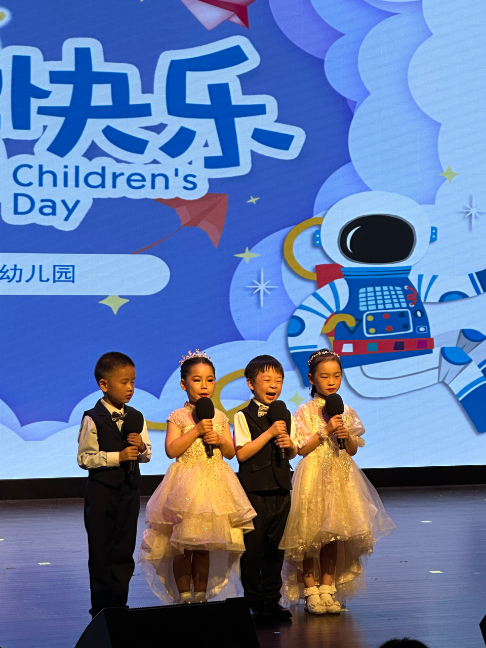 今天去参加幼儿园的六一汇演,孩子们的演出真的太精彩了!