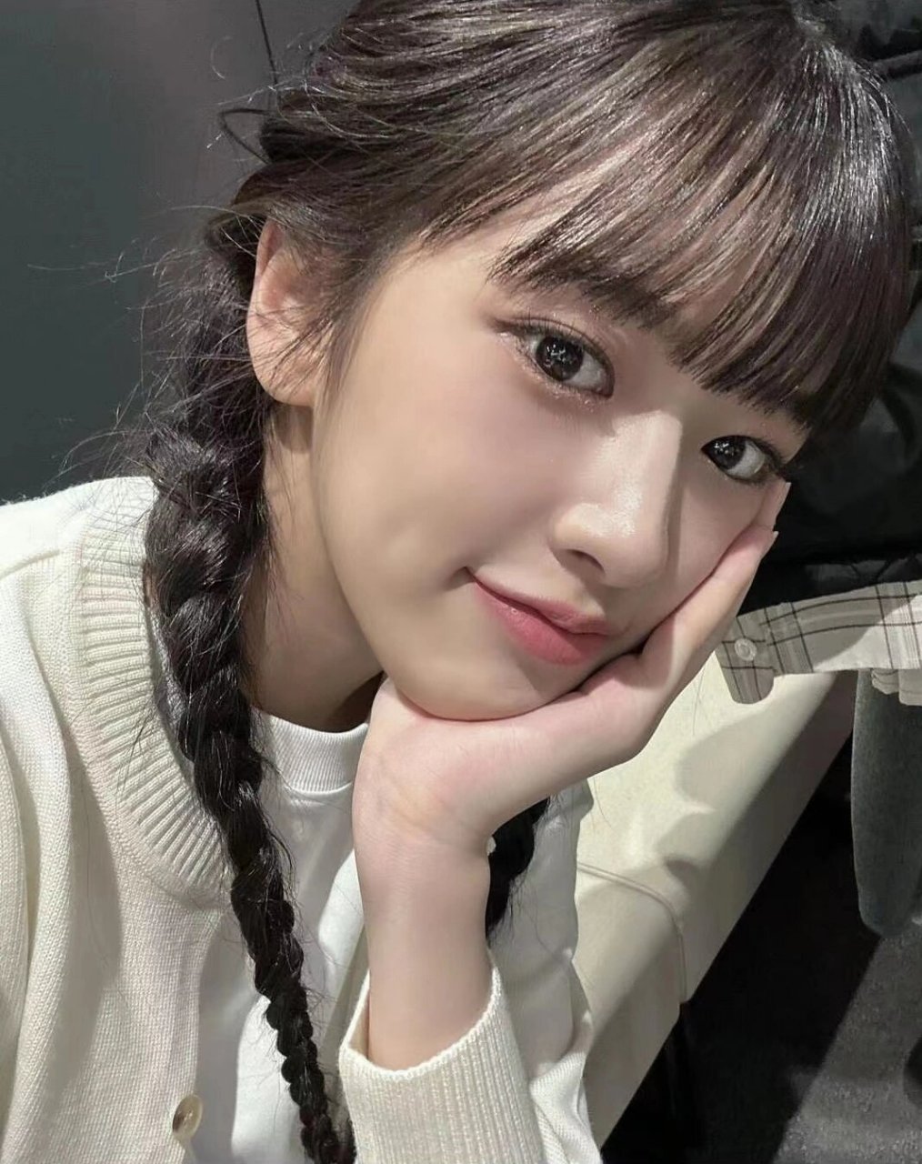 ive安宥真自拍头像