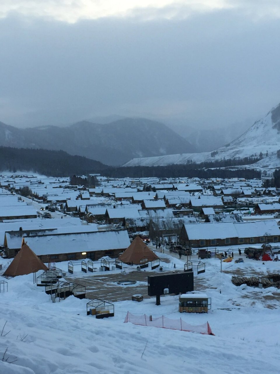 傍晚爬上禾木村的日落观景台 坐在山腰 远眺着大雪中的村庄9815