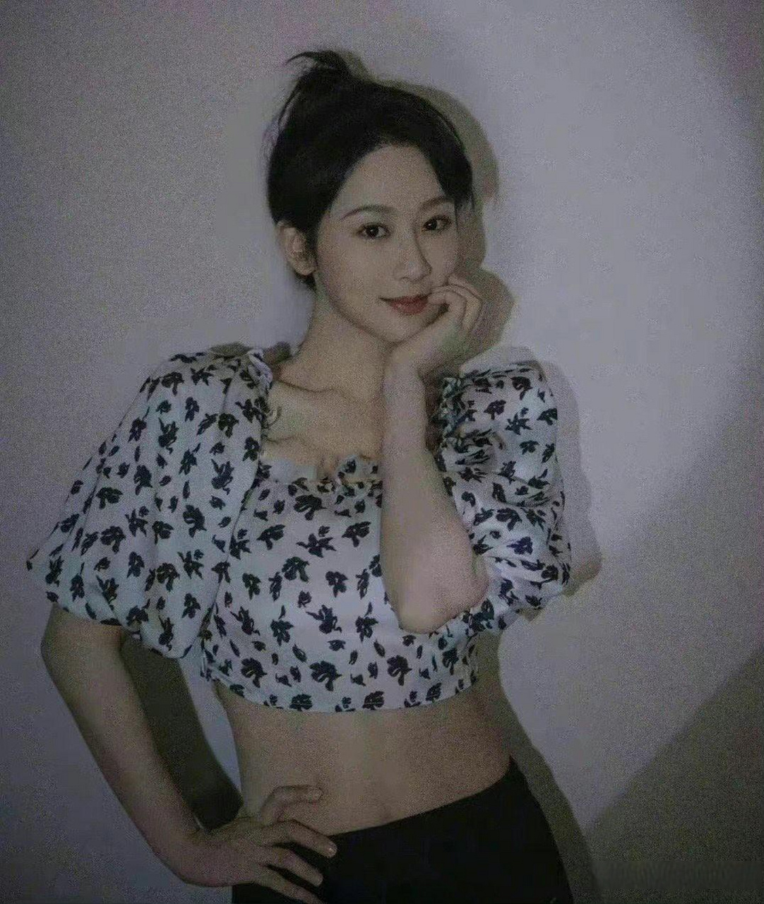 赵露思,杨紫,迪丽热巴,三位当红小花的腹肌照,都很自律呀!娱乐