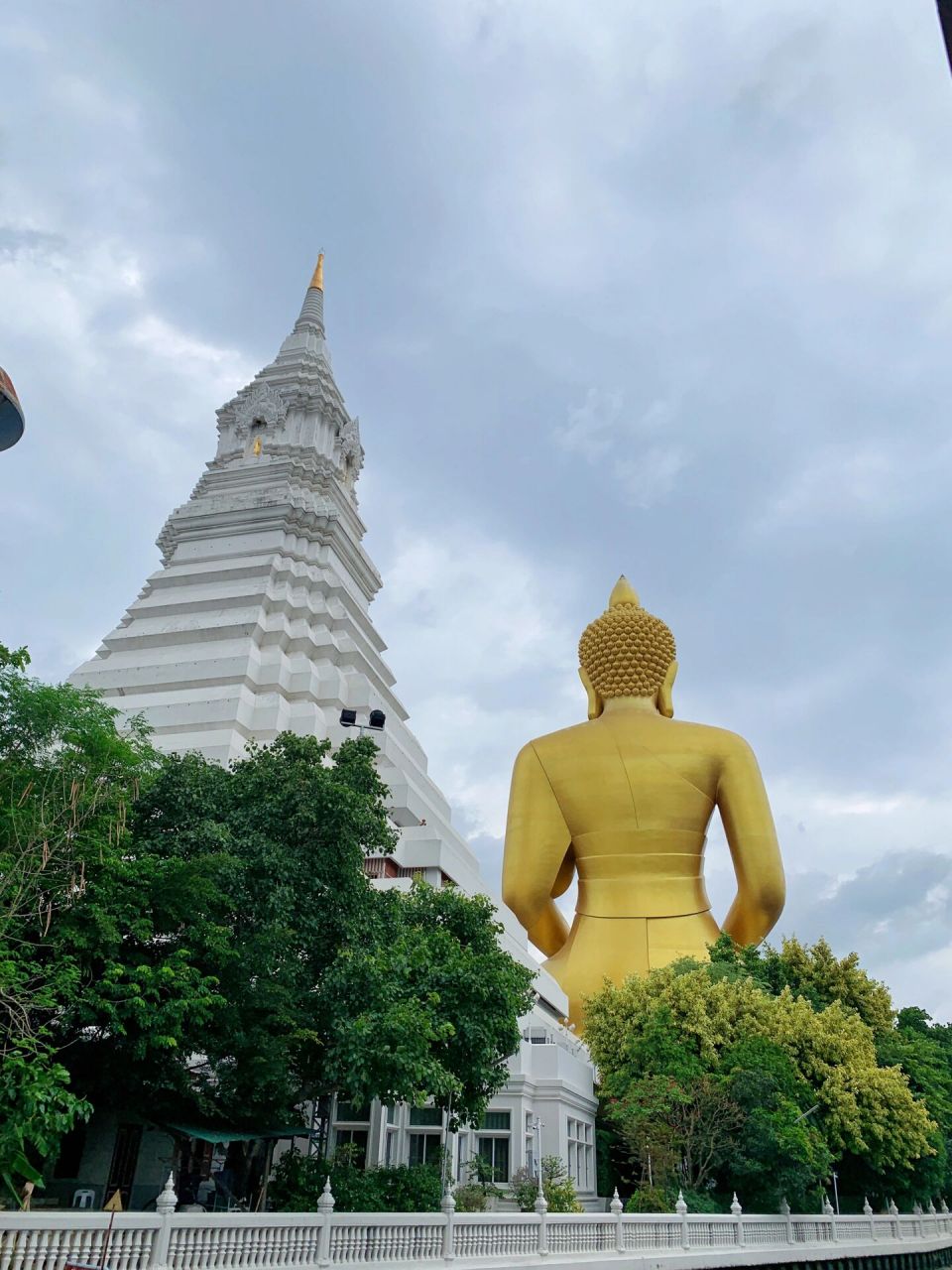 曼谷水门寺大佛(wat paknam) 水门寺大佛高69米,很壮观,周边从很多
