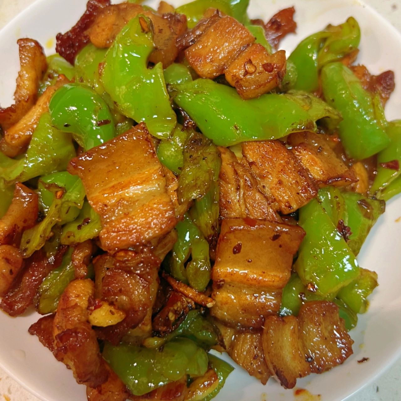 青椒回锅肉～青椒炒肉 今天分享的是一道家常菜青椒回锅肉～做法很