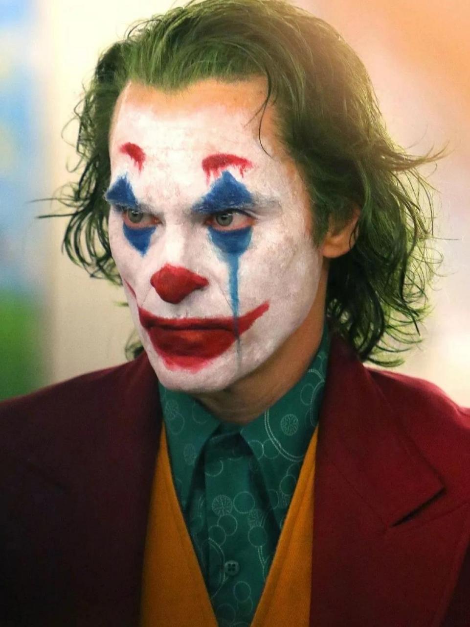 小丑高清头像 你可以假装微笑,但你始终骗不了你自己