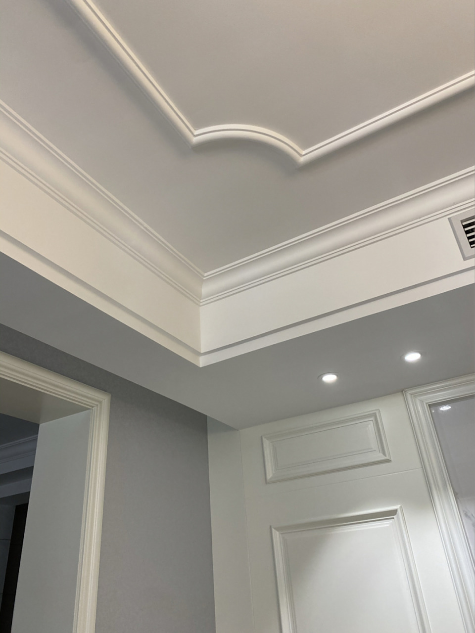 现代美式|传说中的双眼皮吊顶搭配石膏线 吊顶是包含在半包内容里的,