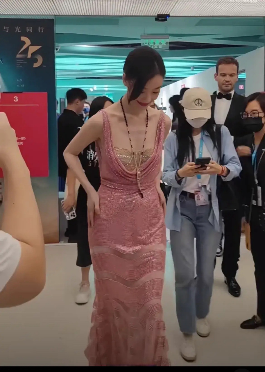 倪妮生图,状态不错,腰臀比不太行,胯有点宽.