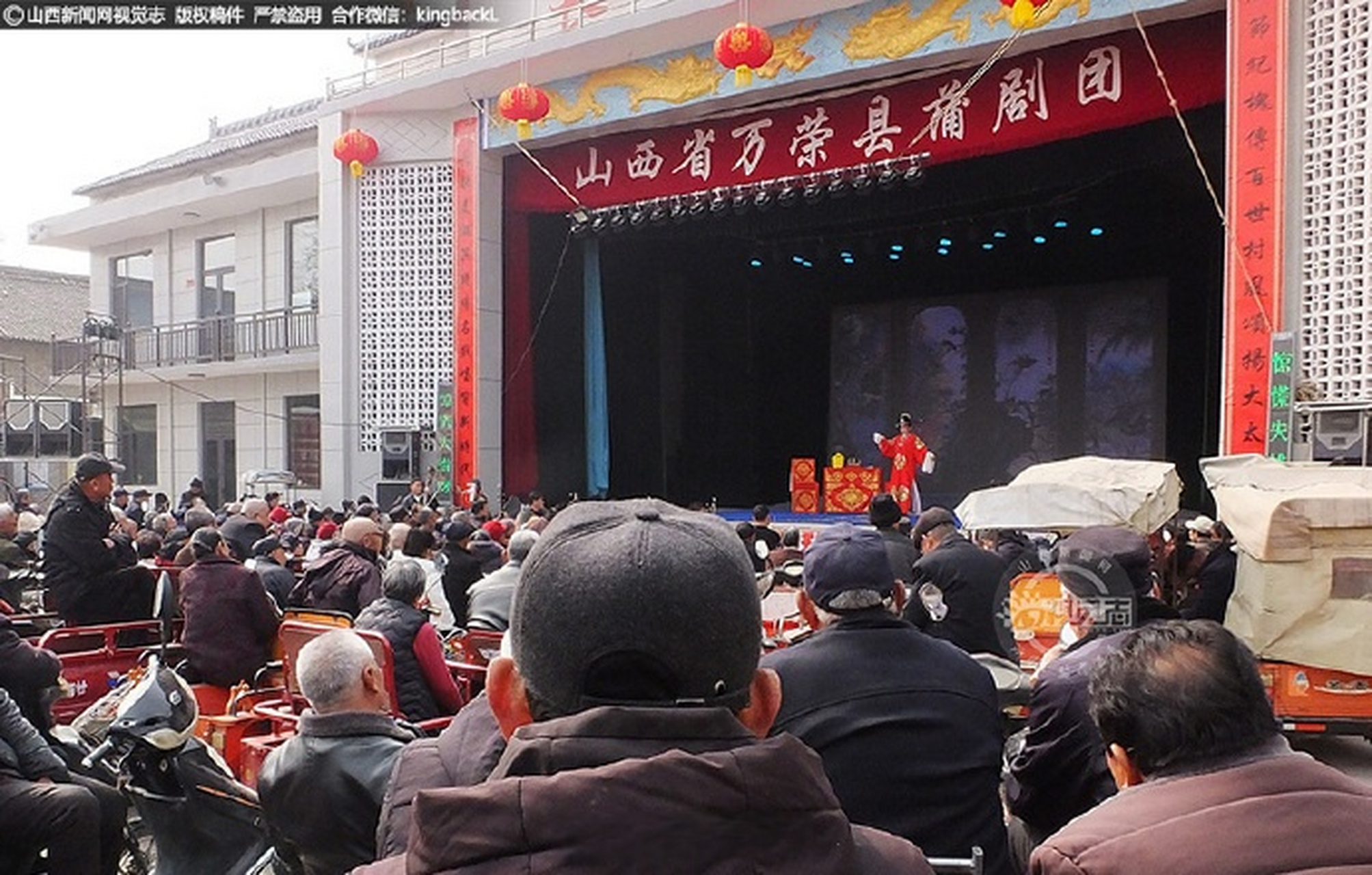 村百年古槐庙会上,万荣县蒲剧团演出的蒲剧《白罗衫》赢得阵阵掌声