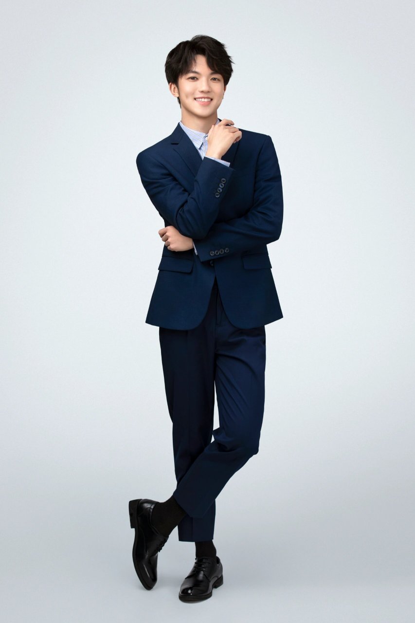 男士形象照|追求质感的职场精英看过来 简约的灰色调 搭配时尚感十足