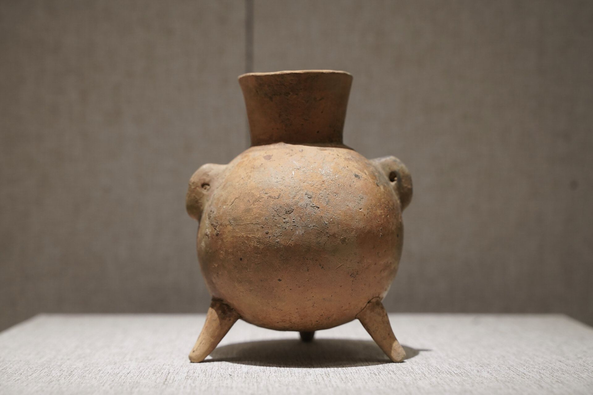红陶双耳三足壶·裴李岗文化|摄于河南博物院 有些文物还是要去"原