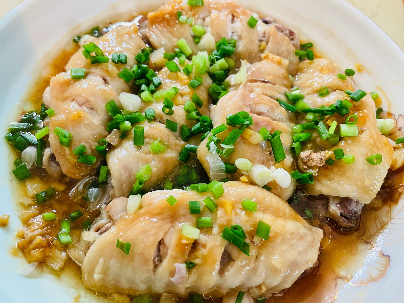 清蒸鸡中翅 做法:给鸡翅两面划刀,下盐,酱油,蚝油,玉米淀粉,蒜末姜末