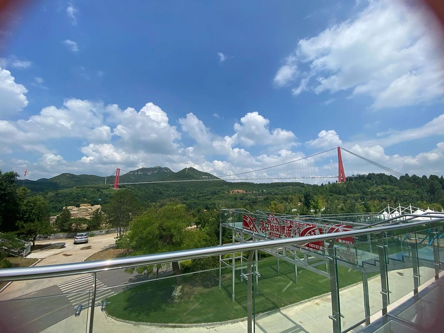 青州九龙峪玻璃栈道 青州九龙峪的玻璃栈道,说是500多米,国内最长的