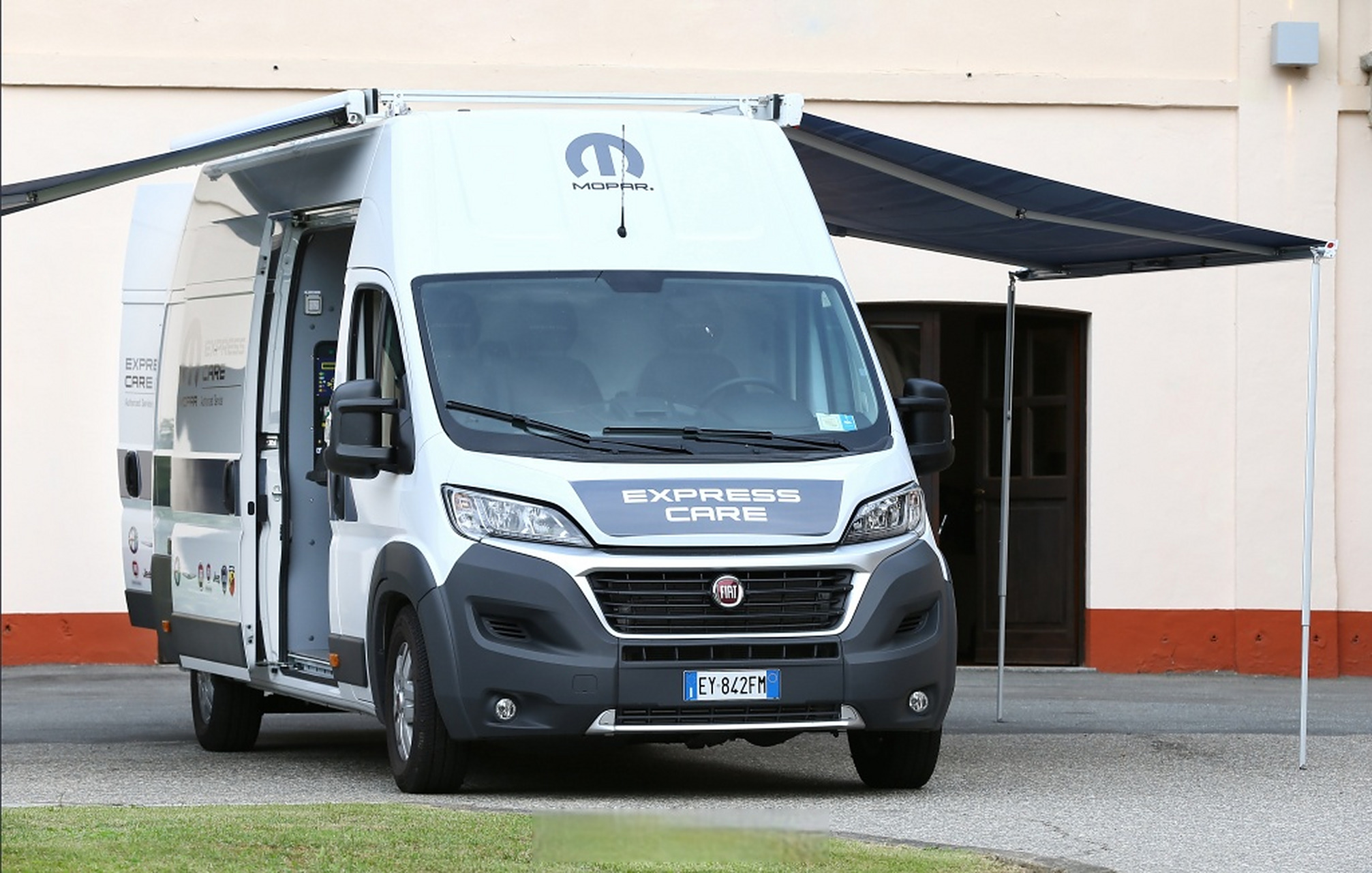 菲亚特ducato maxi mopar express care移动服务车,个头比蔚来的服务