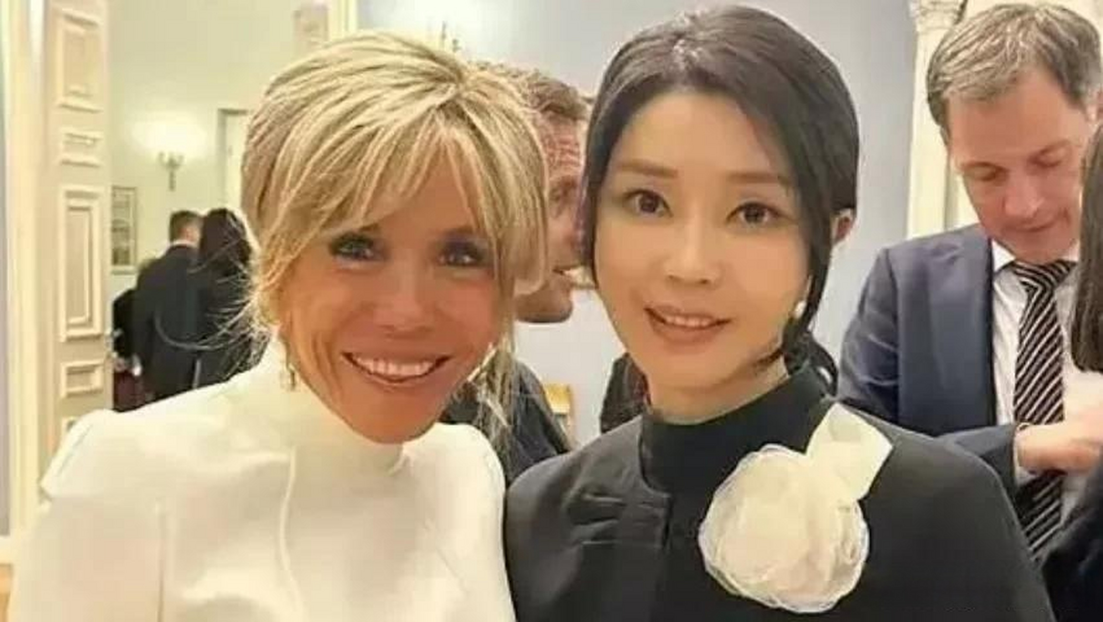 尹锡悦老婆蹿红北约峰会:丧葬风加硅胶脸成大韩风采