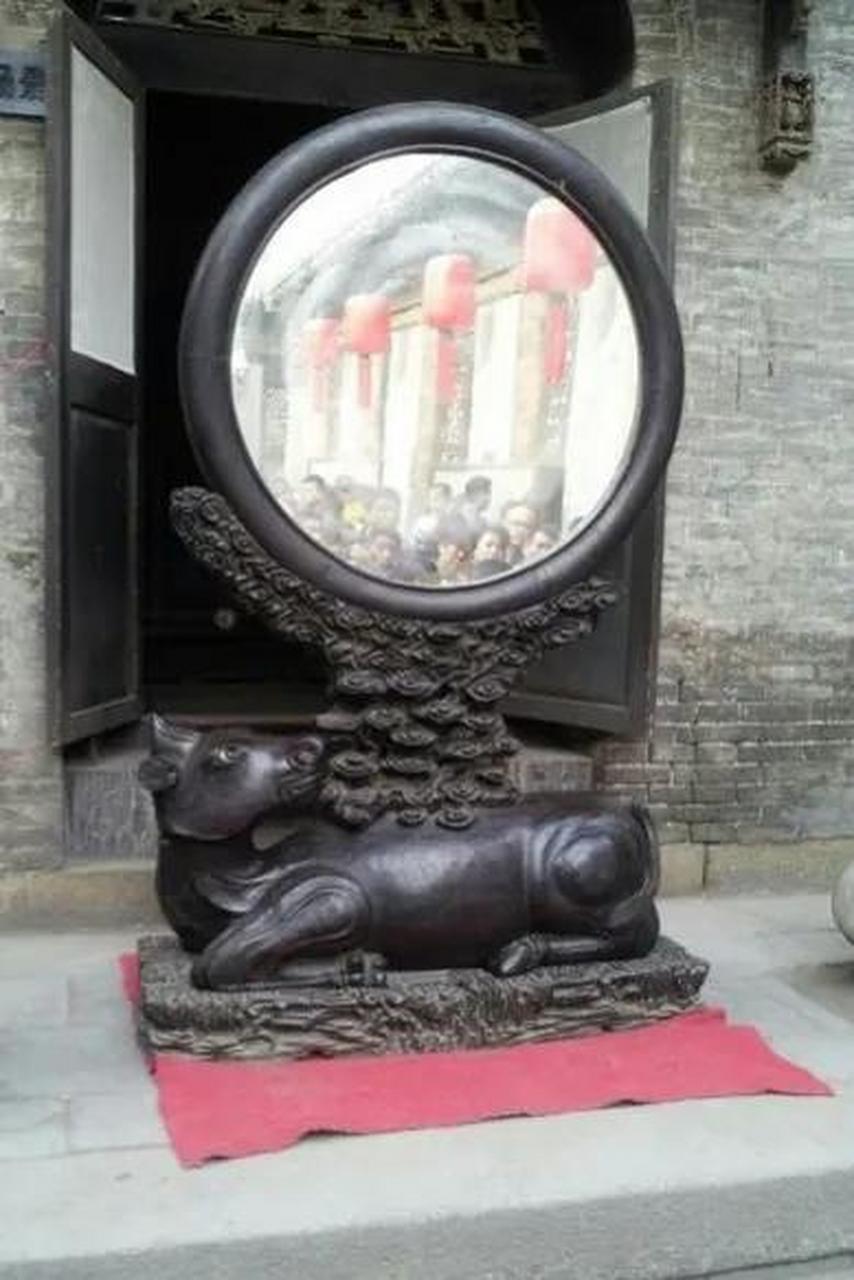犀牛望月镜收藏于乔家大院的三号院,高两米,由整块采自南非的铁梨木