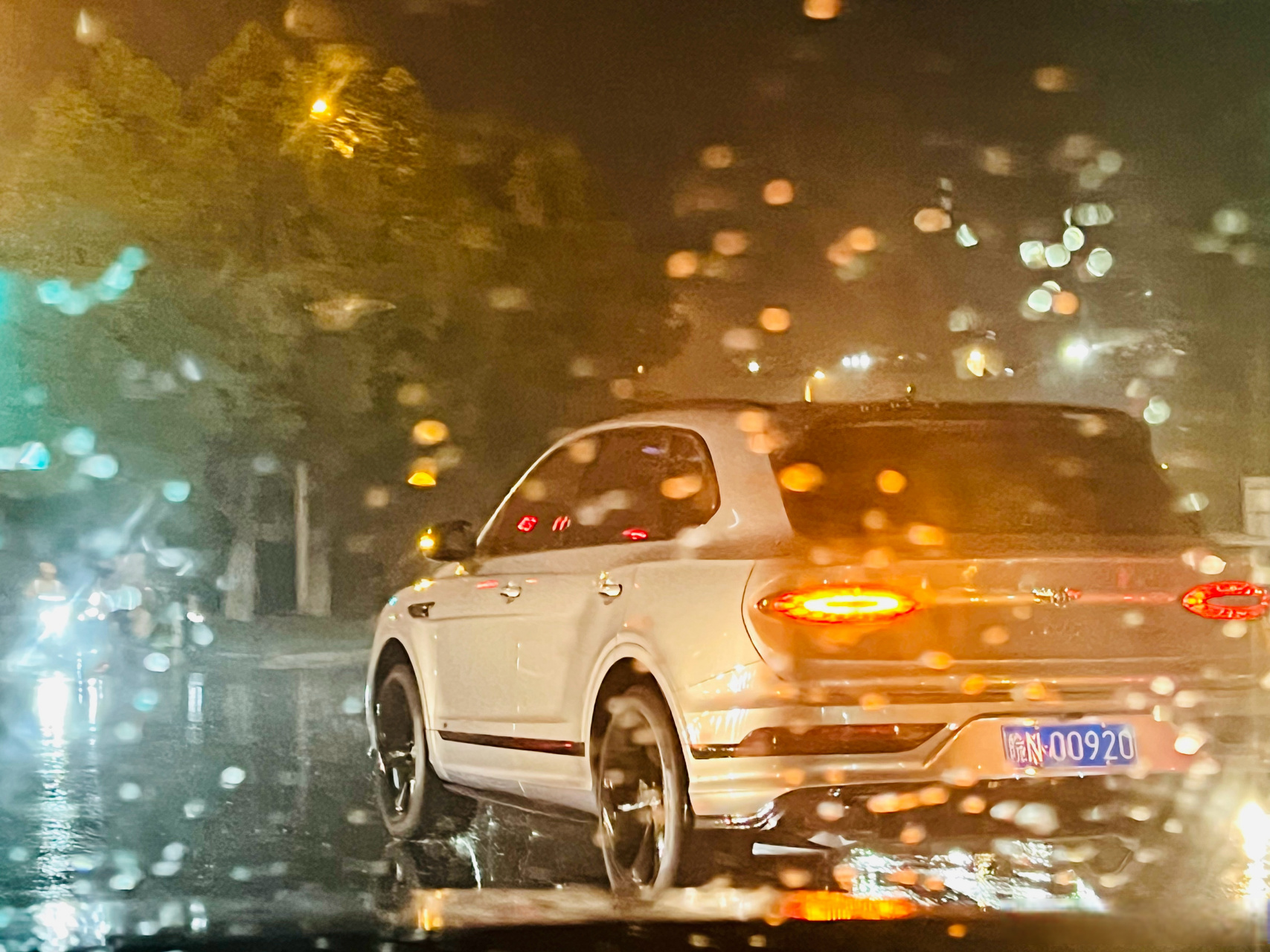 豪车超跑#宾利添越在下雨的夜晚还是挺出片的,我在想如果换成欧陆gt