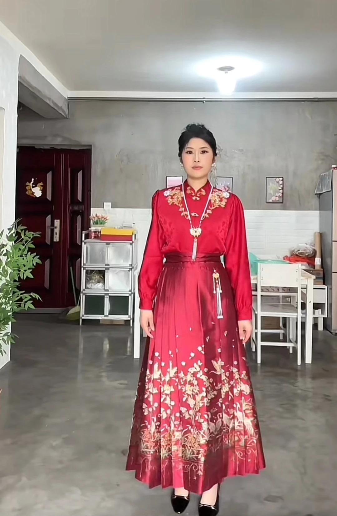 哪一套衣服更适合去参加婚礼?