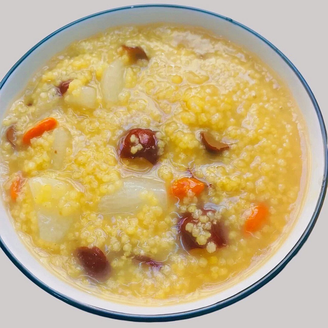 这碗粥给99 9899小米红枣山药粥是以小米,红枣,山药为主要食材