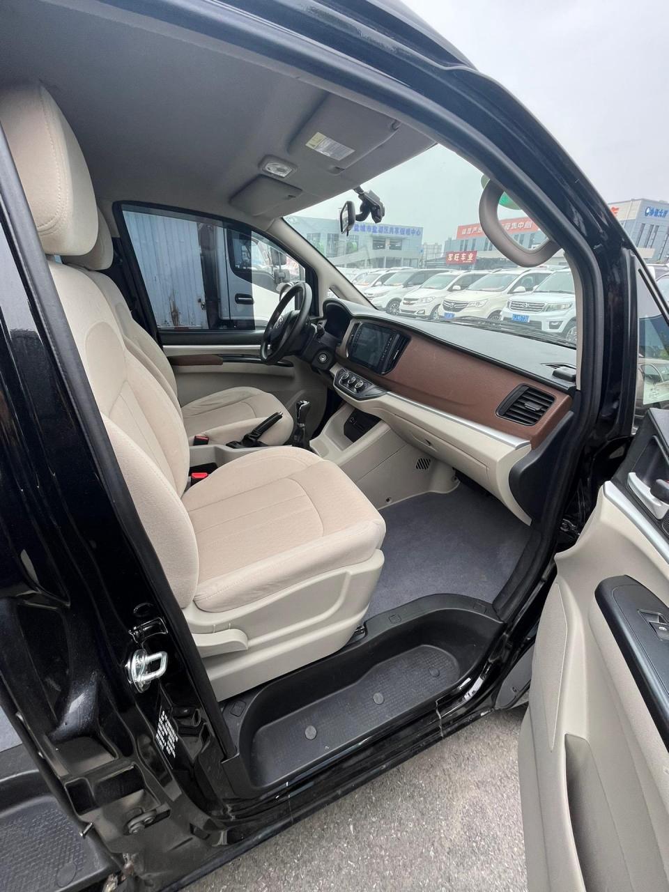刚到一台20年上牌的东风风行菱智,m5,七座商务车,高配,1.