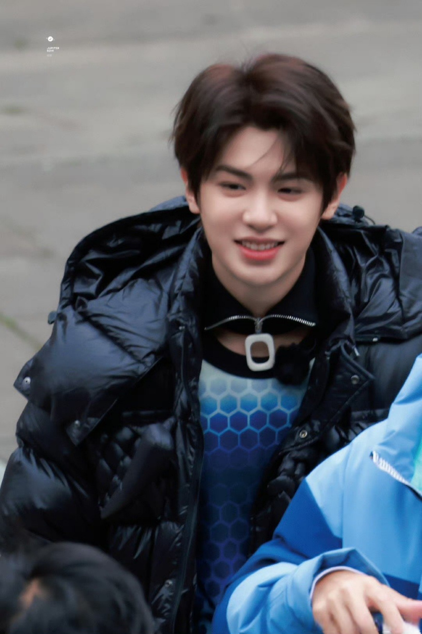 队长黄明昊刚上岗就对着队员龚俊"施压",大魔王黄景瑜在线教他做老大