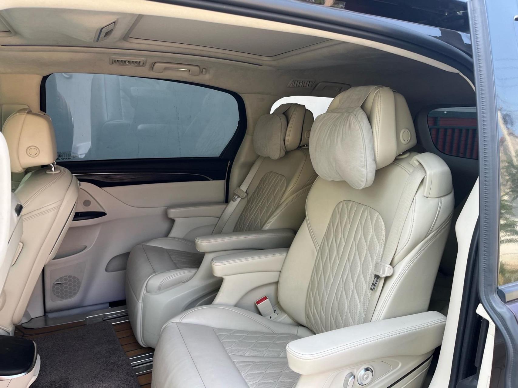 20年别克gl8 avenir艾维亚 六座贤礼版,新车指导价46万多,车辆行驶7万