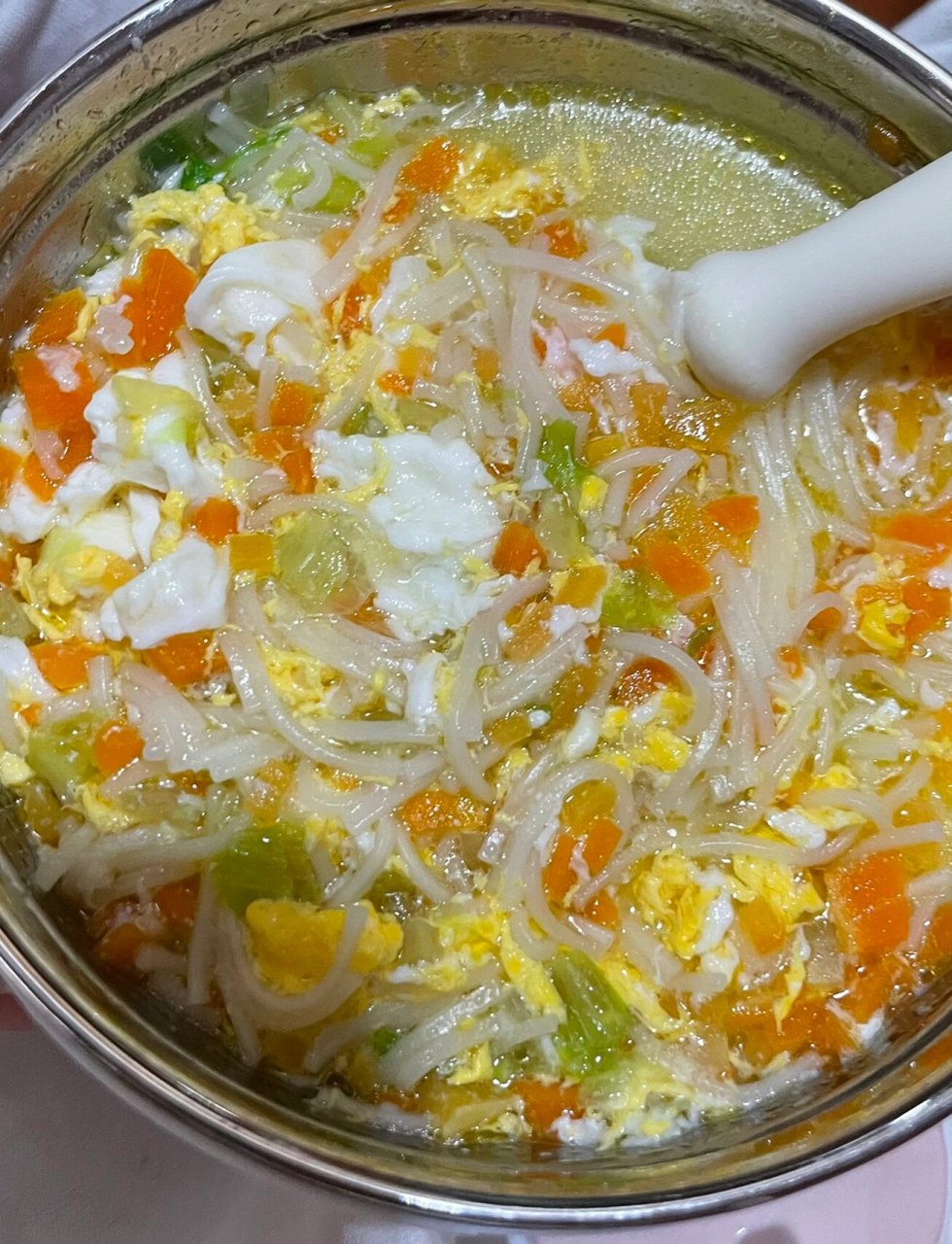 胡萝卜鸡蛋面 胡萝卜一块,面适量,鸡蛋一个,青菜一小片.