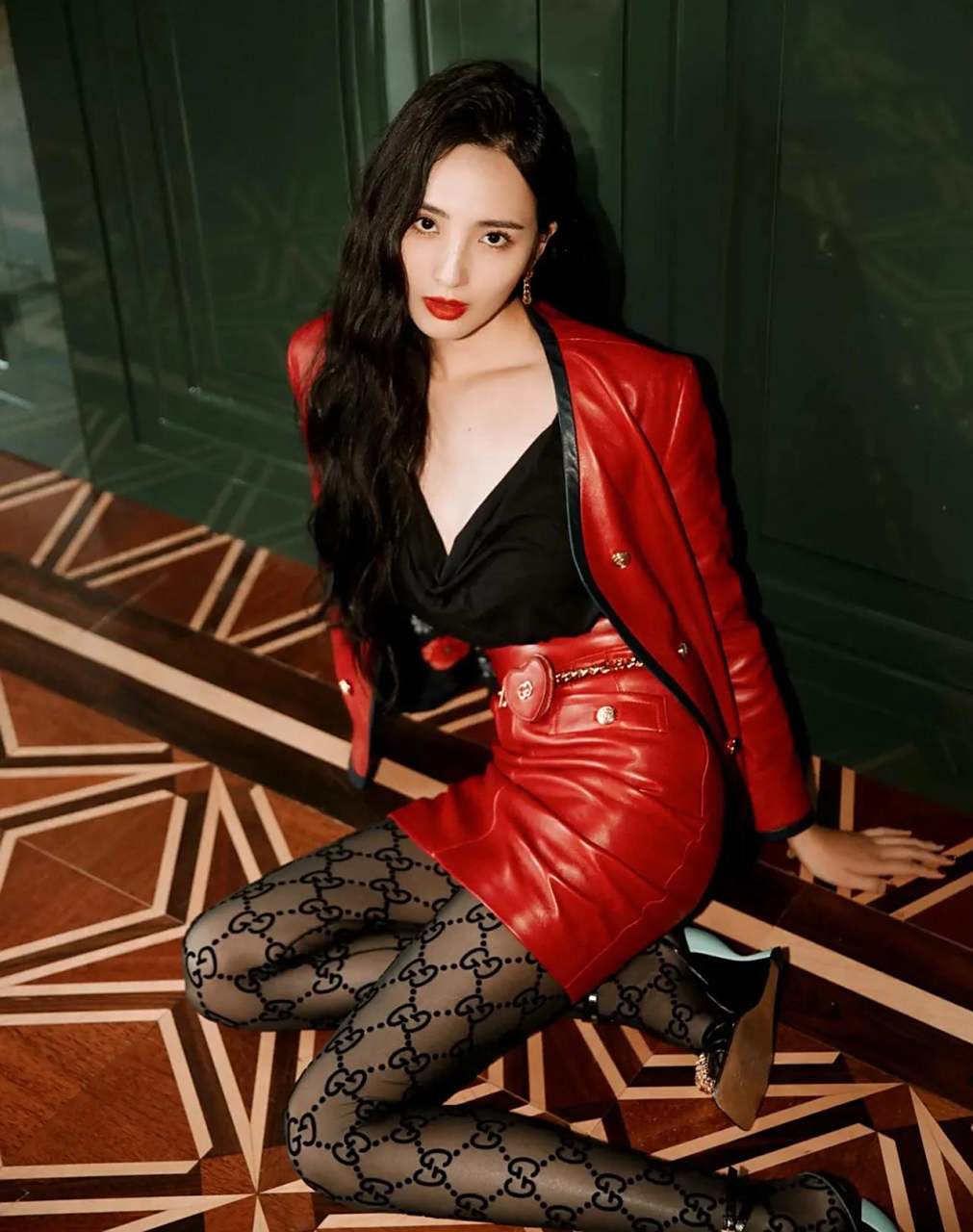 王紫璇火辣风格写真,火红色夹克搭配包臀裙加上花色黑丝的加持,你还能