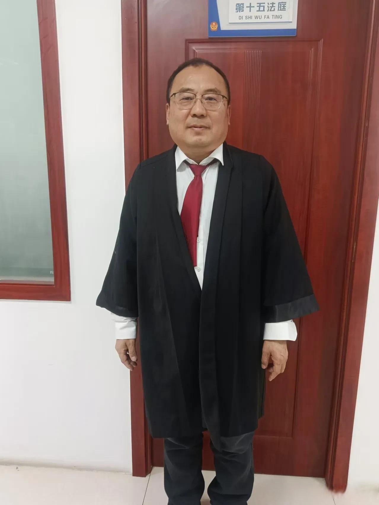 在库尔勒市法院开庭,要求穿律师袍,没有法庭备有,上次穿律师袍还是